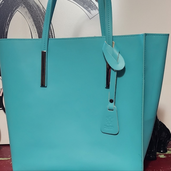 Beautiful Vera Pelle Trapeze Tote - Picture 2 of 9